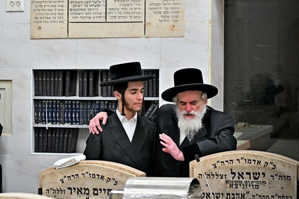 האדמו"ר מויזניץ בתפילה בבית העלמין 