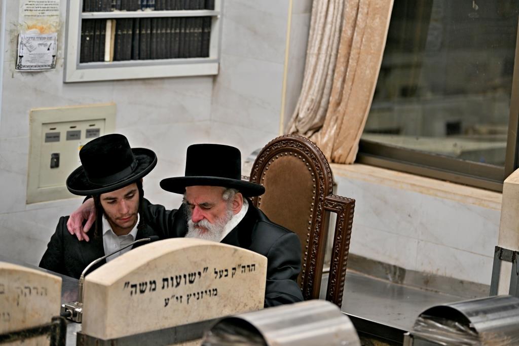 האדמו"ר מויזניץ בתפילה בבית העלמין 