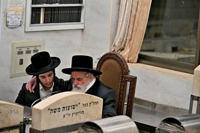 האדמו"ר מויזניץ בתפילה בבית העלמין 