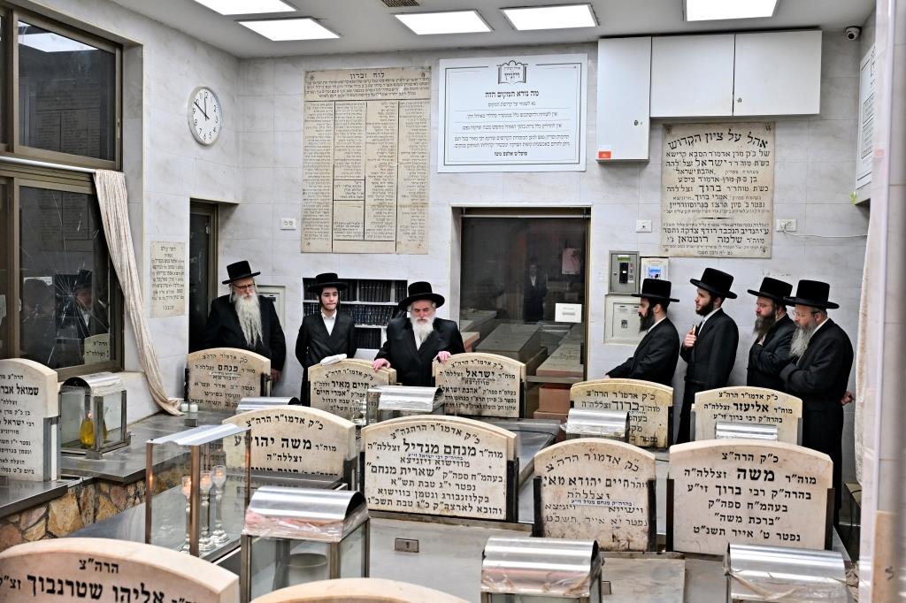 האדמו"ר מויזניץ בתפילה בבית העלמין 