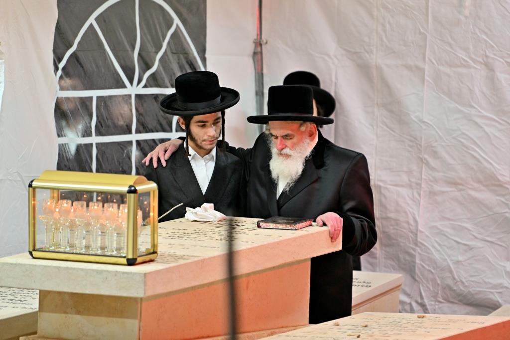 האדמו"ר מויזניץ בתפילה בבית העלמין 