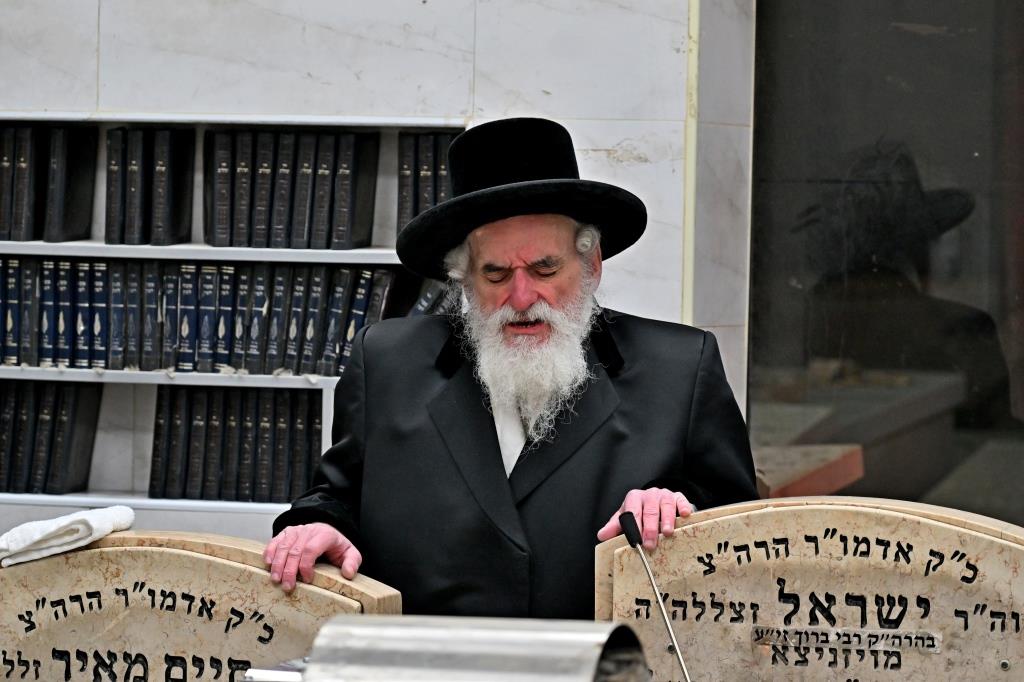 האדמו"ר מויזניץ בתפילה בבית העלמין 