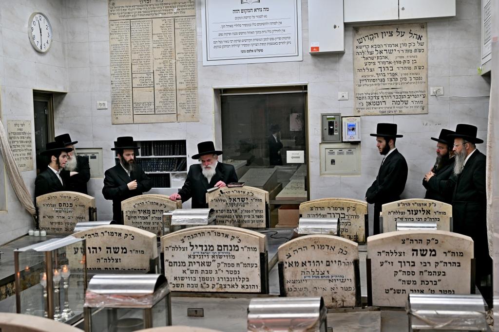 האדמו"ר מויזניץ בתפילה בבית העלמין 