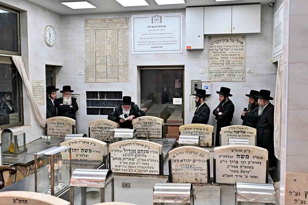 האדמו"ר מויזניץ בתפילה בבית העלמין 