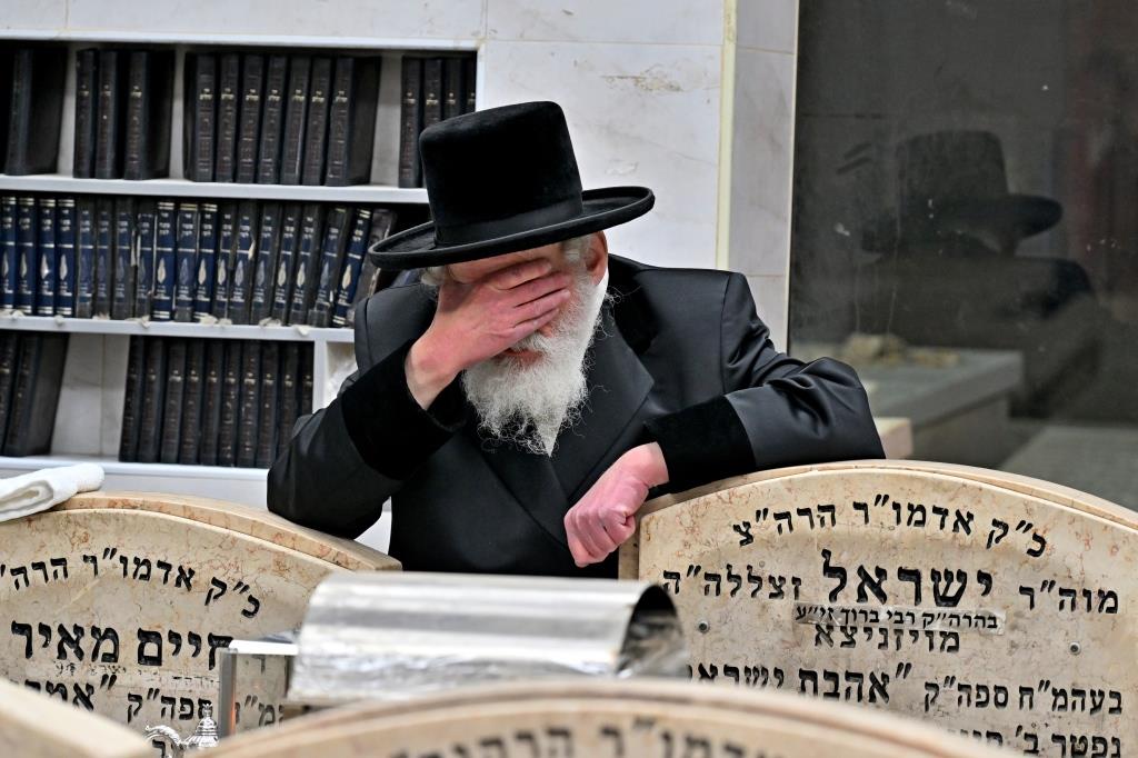 האדמו"ר מויזניץ בתפילה בבית העלמין 