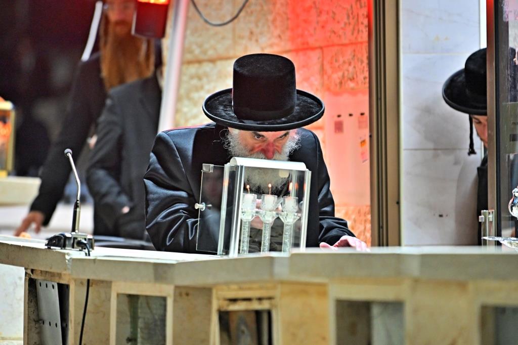 האדמו"ר מויזניץ בתפילה בבית העלמין 