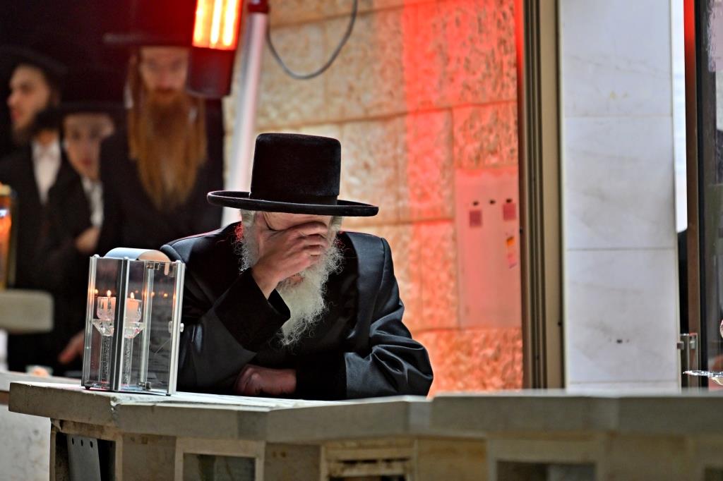 האדמו"ר מויזניץ בתפילה בבית העלמין 