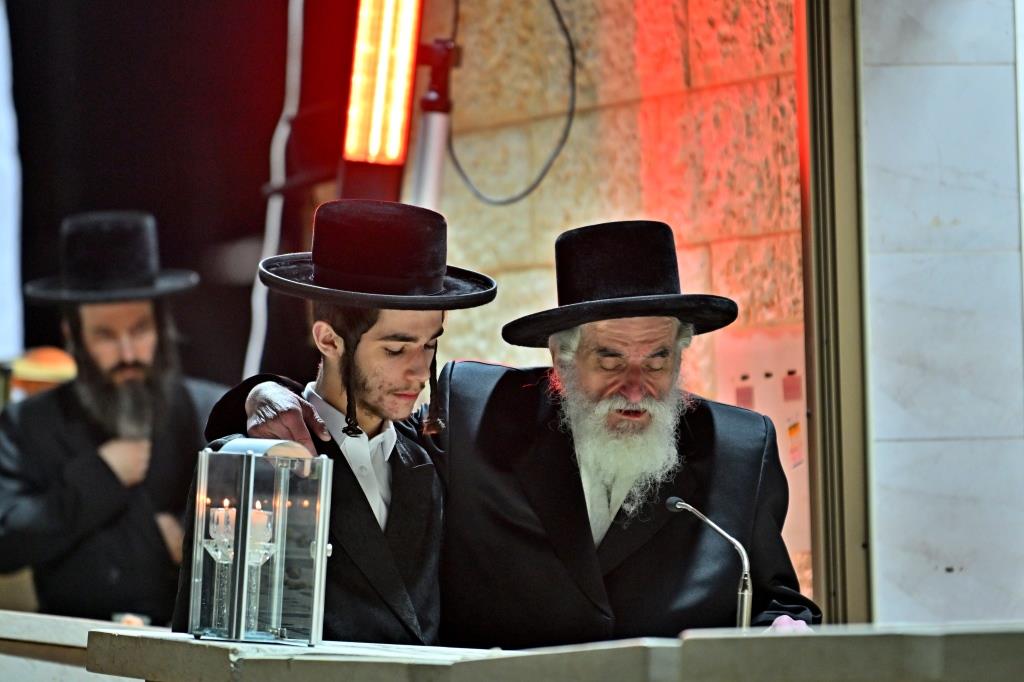 האדמו"ר מויזניץ בתפילה בבית העלמין 