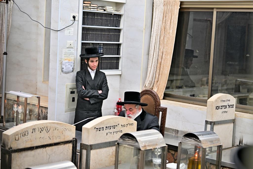 האדמו"ר מויזניץ בתפילה בבית העלמין 