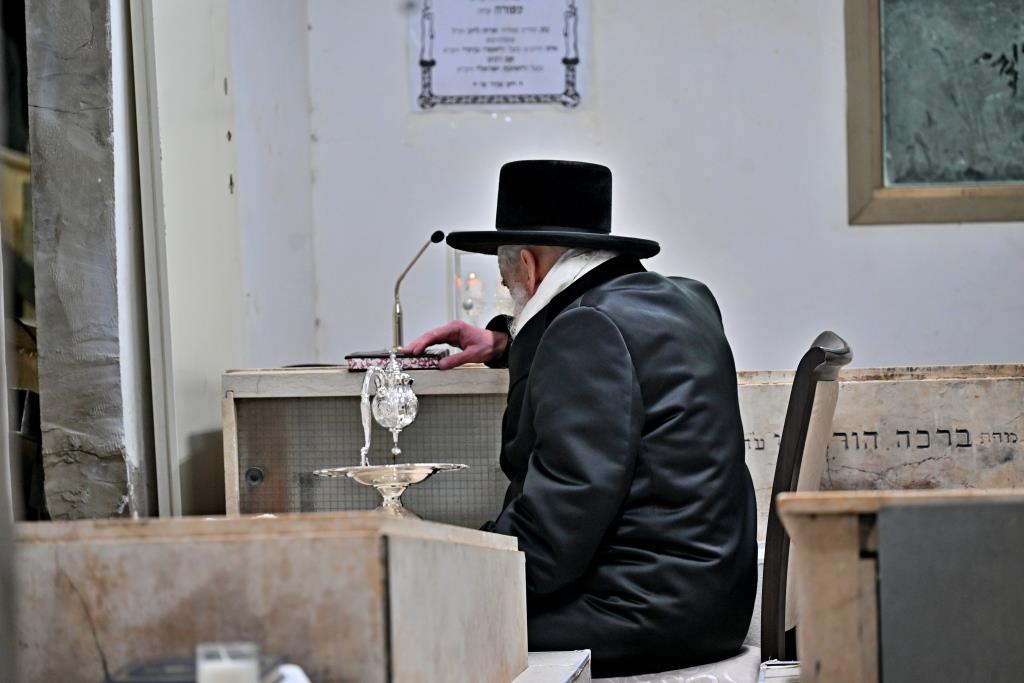 האדמו"ר מויזניץ בתפילה בבית העלמין 