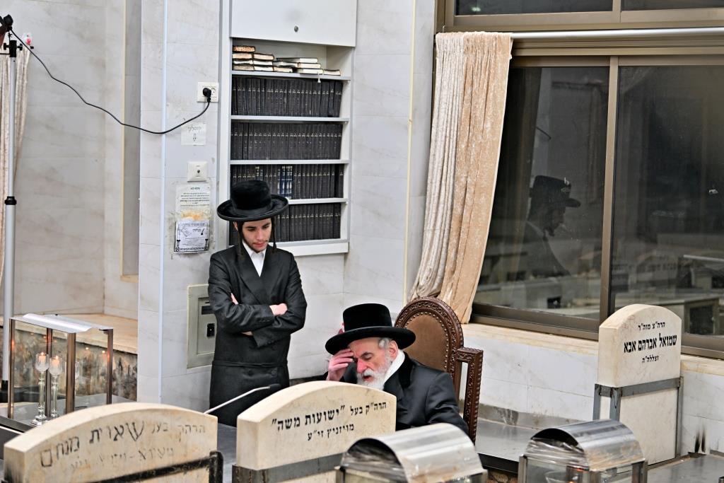 האדמו"ר מויזניץ בתפילה בבית העלמין 