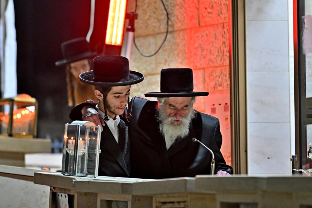 האדמו"ר מויזניץ בתפילה בבית העלמין 