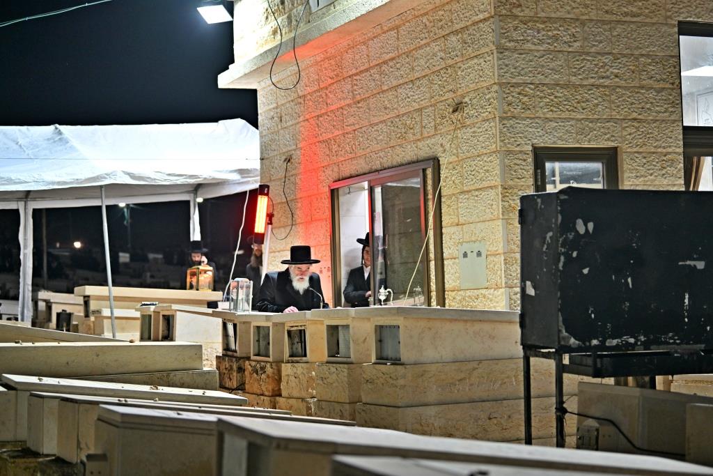 האדמו"ר מויזניץ בתפילה בבית העלמין 