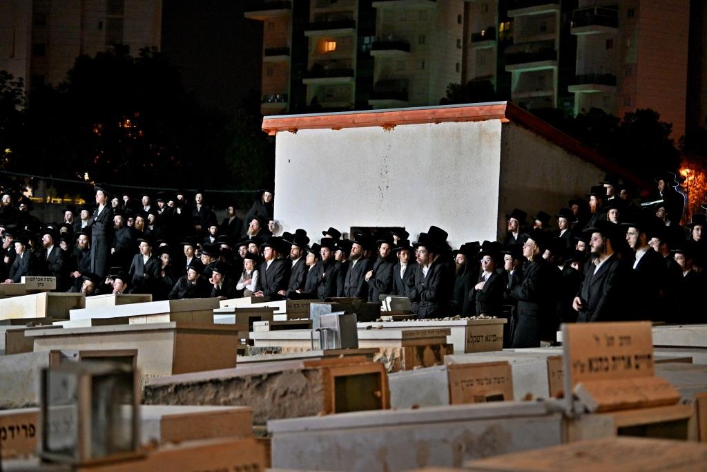 האדמו"ר מויזניץ בתפילה בבית העלמין 