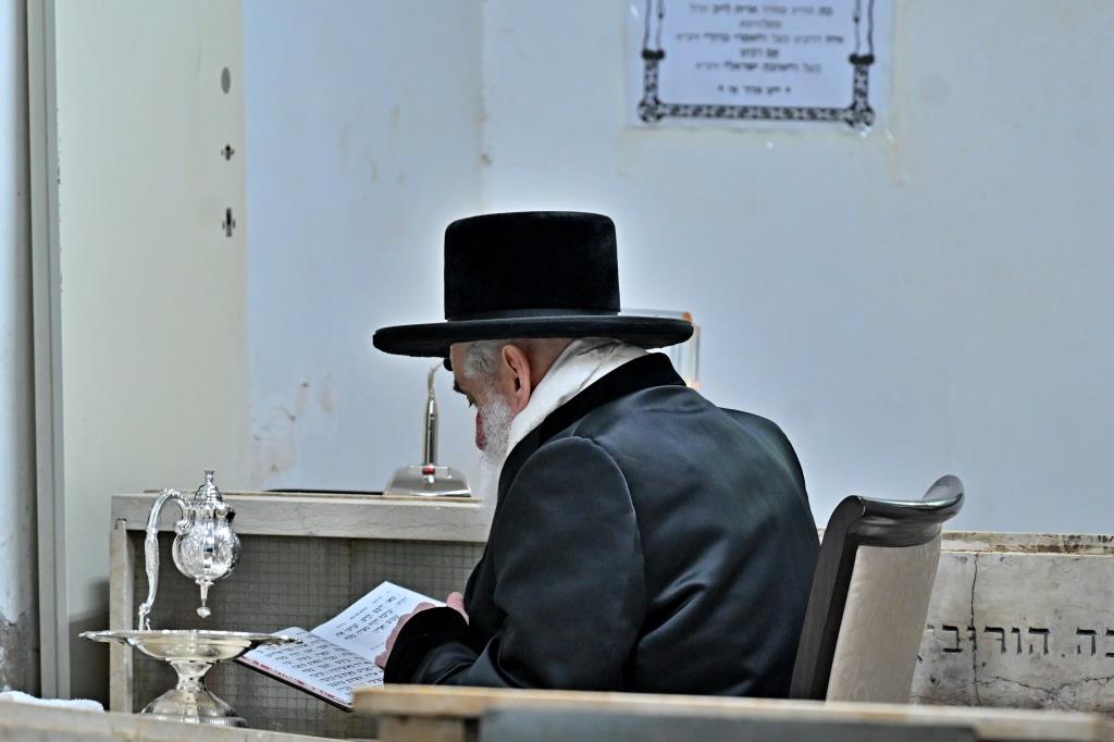 האדמו"ר מויזניץ בתפילה בבית העלמין 