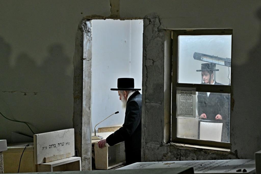 האדמו"ר מויזניץ בתפילה בבית העלמין 