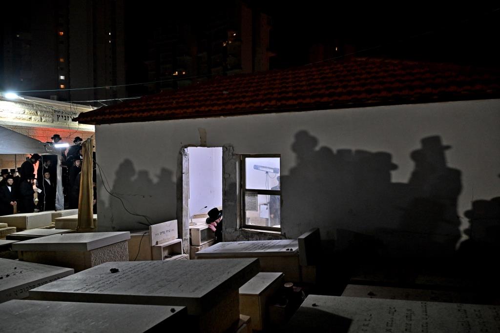 האדמו"ר מויזניץ בתפילה בבית העלמין 