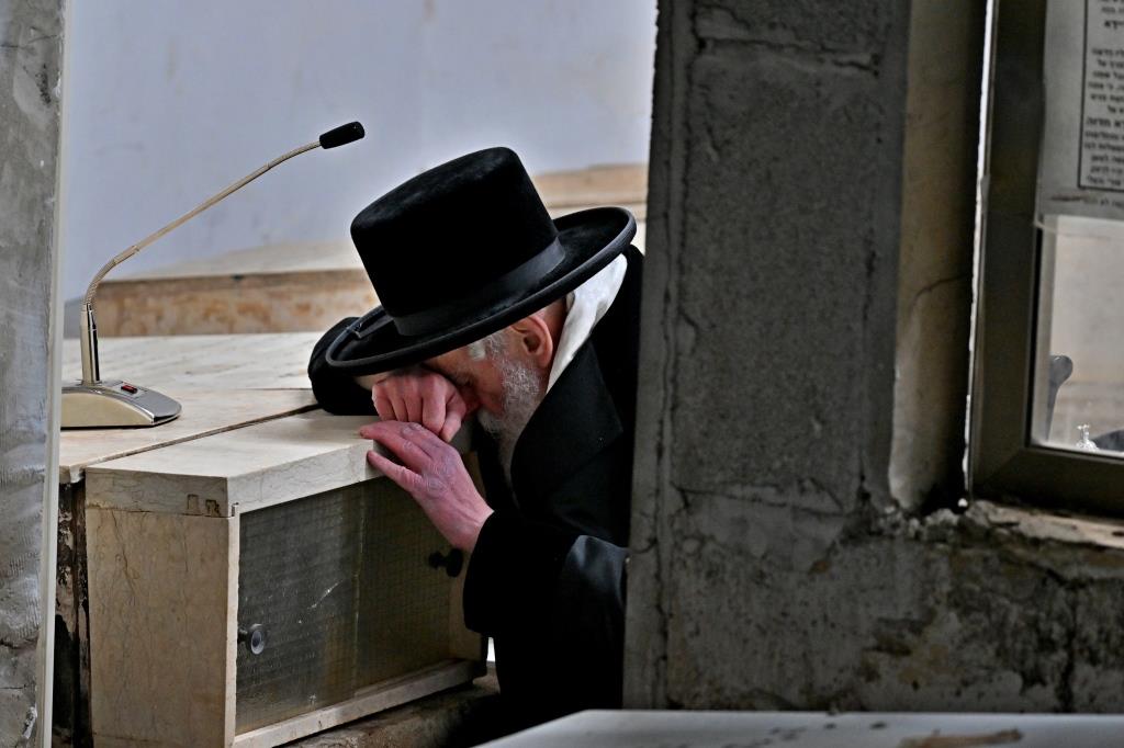 האדמו"ר מויזניץ בתפילה בבית העלמין 