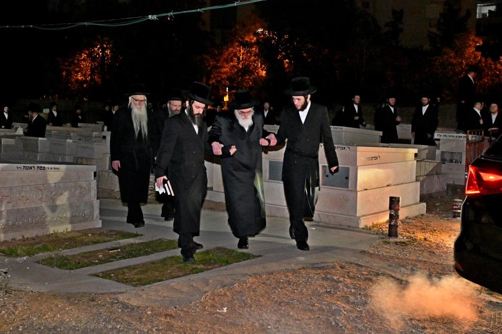 האדמו"ר מויזניץ בתפילה בבית העלמין 