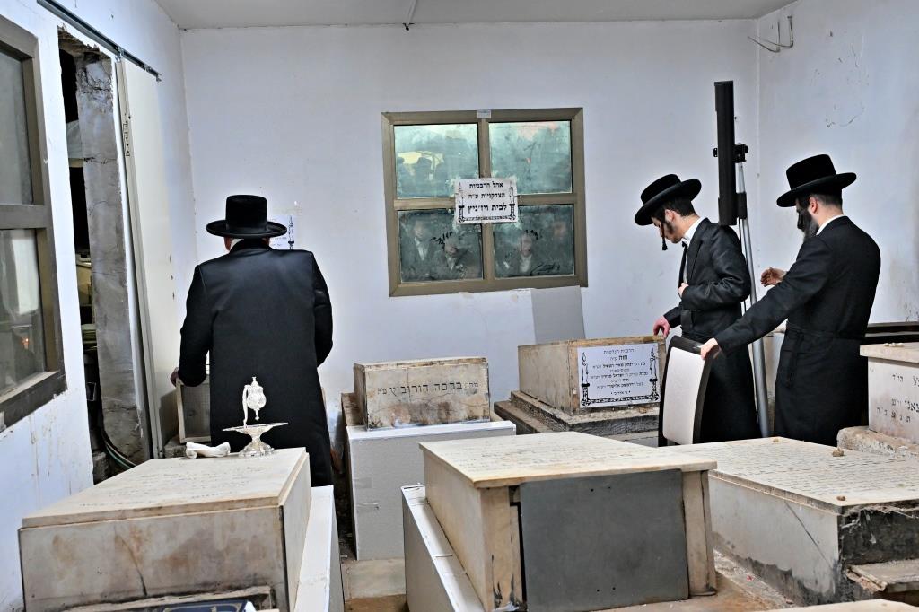 האדמו"ר מויזניץ בתפילה בבית העלמין 