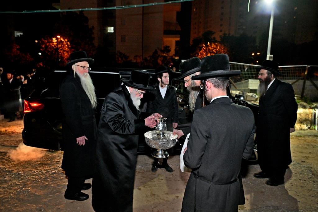 האדמו"ר מויזניץ בתפילה בבית העלמין 