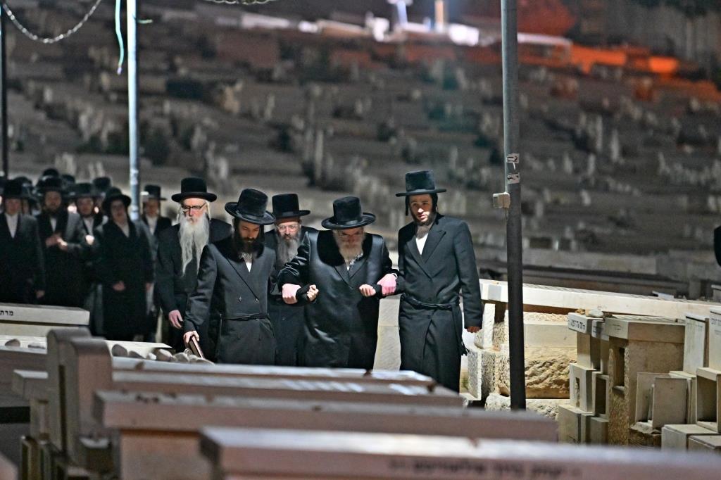 האדמו"ר מויזניץ בתפילה בבית העלמין 