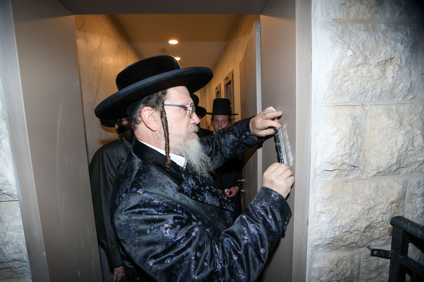 קביעת מזוזה וחנוכת הבית לביהמ"ד גאלנטע בירושלים