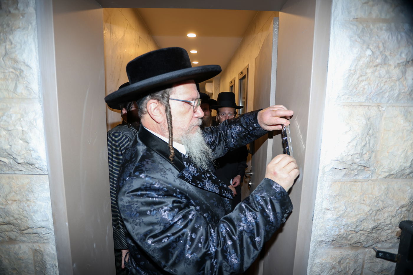 קביעת מזוזה וחנוכת הבית לביהמ"ד גאלנטע בירושלים