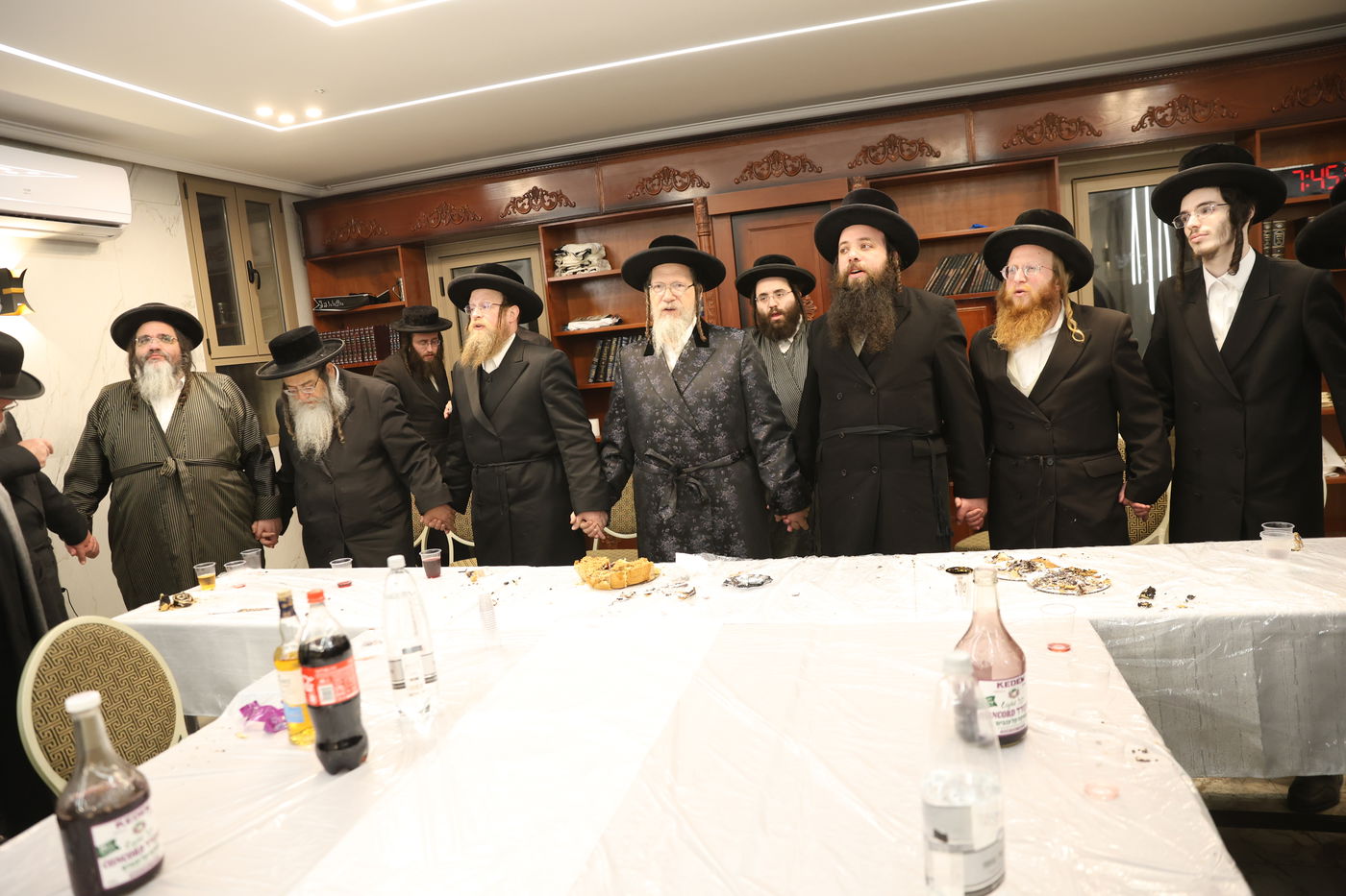 קביעת מזוזה וחנוכת הבית לביהמ"ד גאלנטע בירושלים