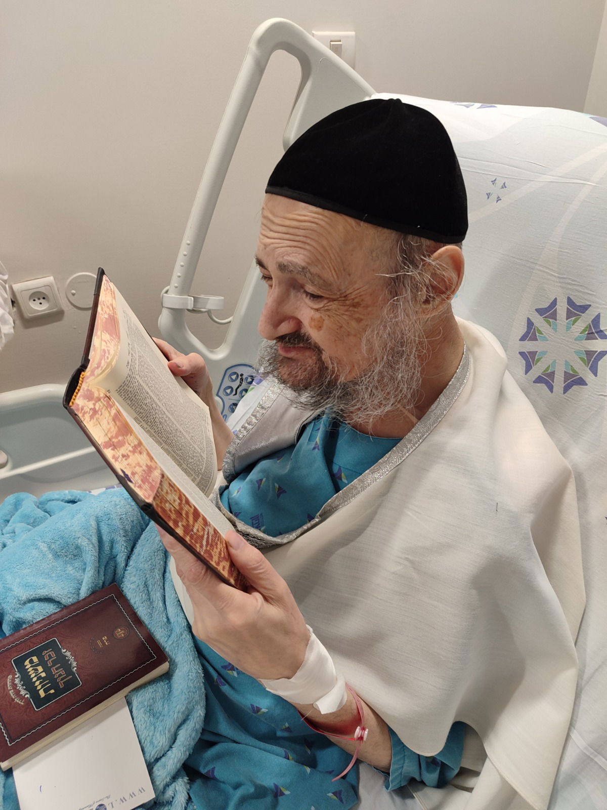 הגר"ד קוק בלימוד בחדרו בבית החולים פוריה