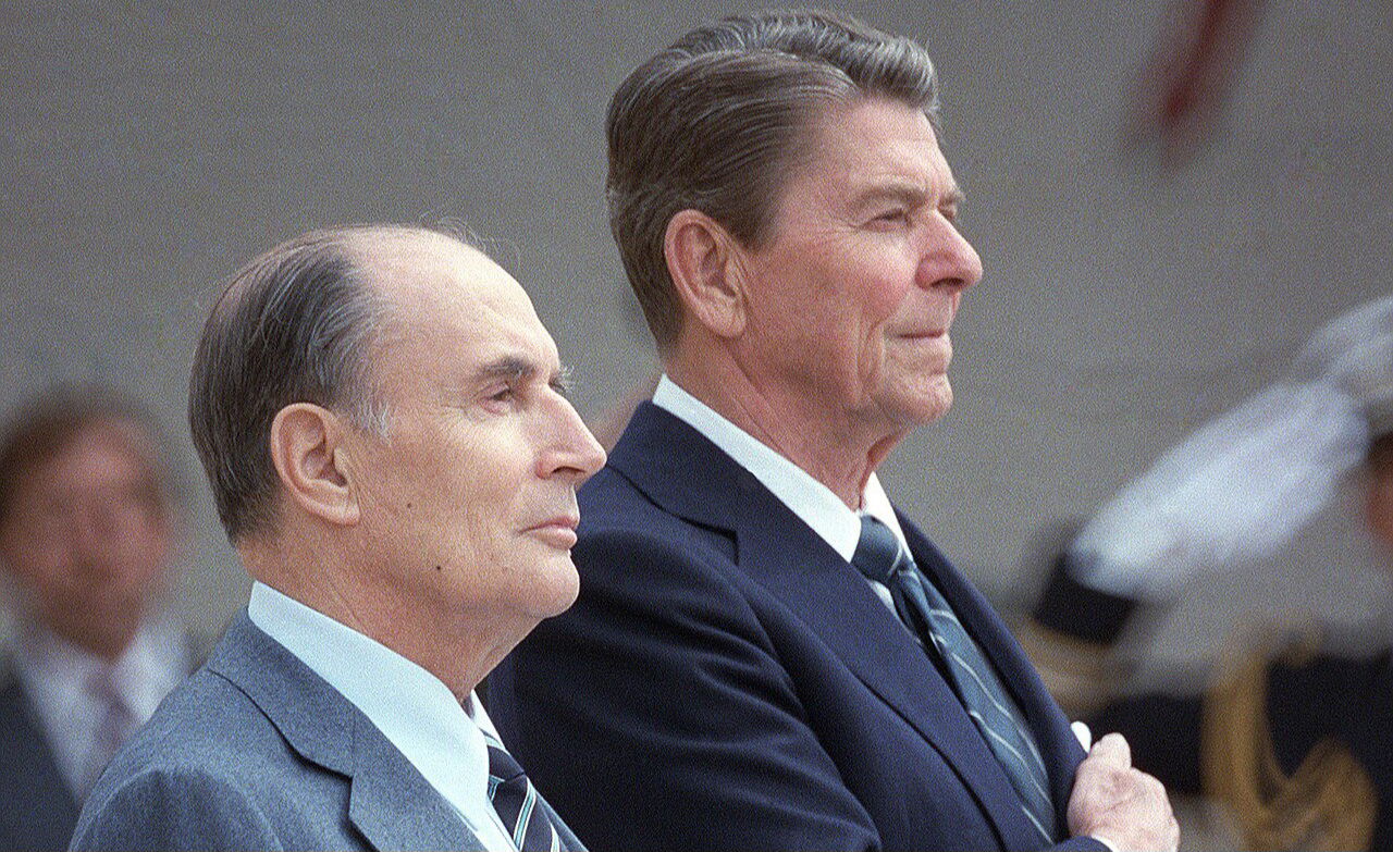 פרנסואה מיטראן (משמאל) עם הנשיא רייגן