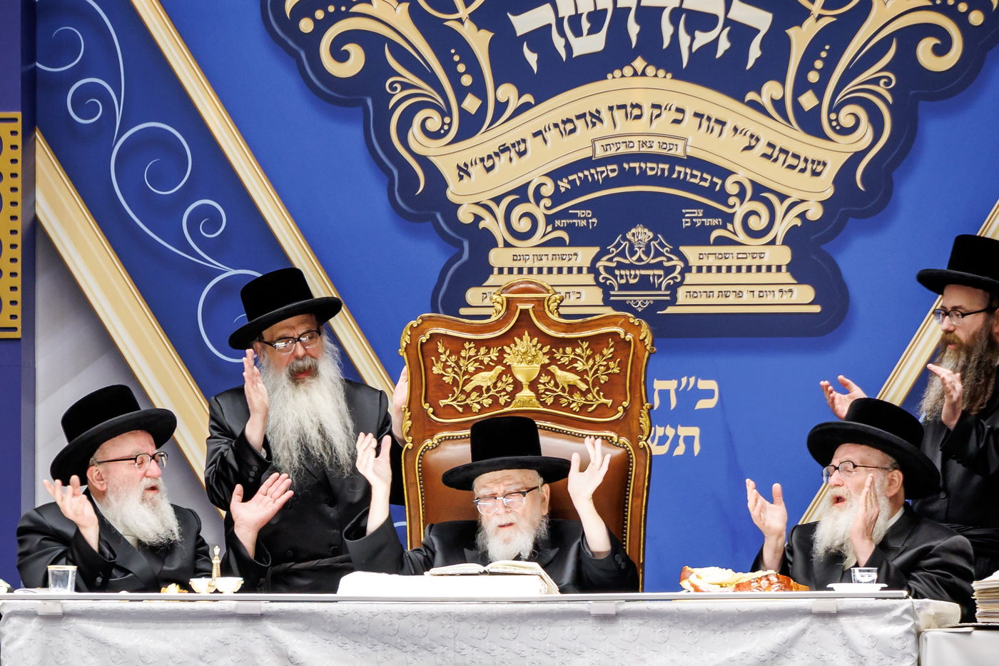 האדמו"ר מסקווירא יושב על הכסא של הטישים, שגם זה רכש הדיין