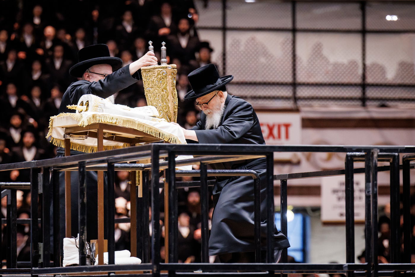 האדמו"ר מסקווירא בריקודין עם הספר תורה בבית מדרשו