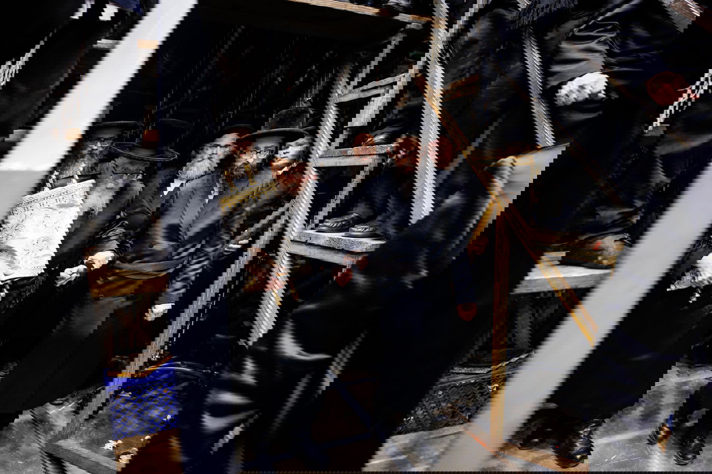 האדמו"ר מסקווירא בריקודין עם הספר תורה בבית מדרשו