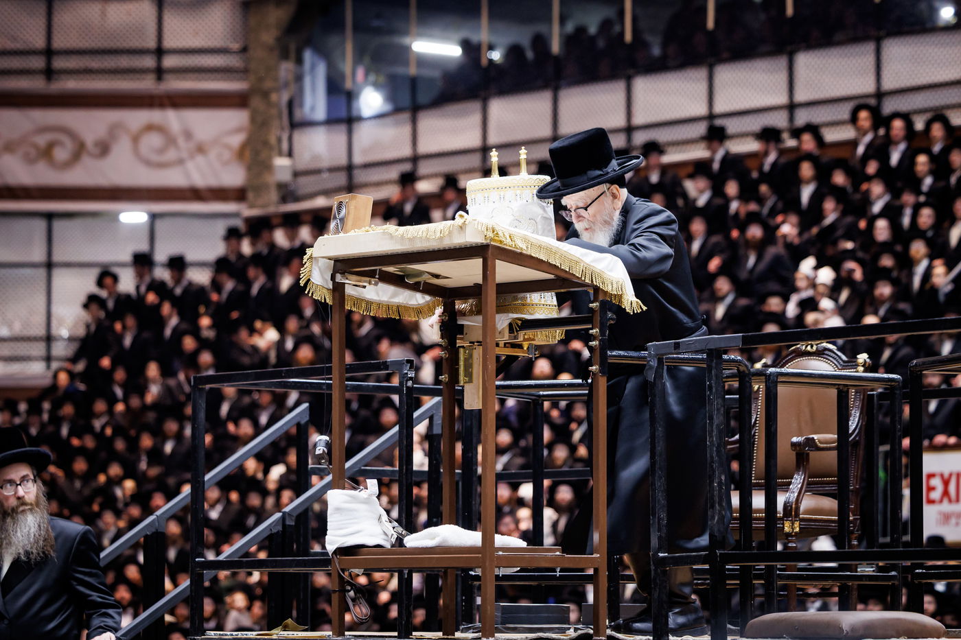 האדמו"ר מסקווירא בריקודין עם הספר תורה בבית מדרשו