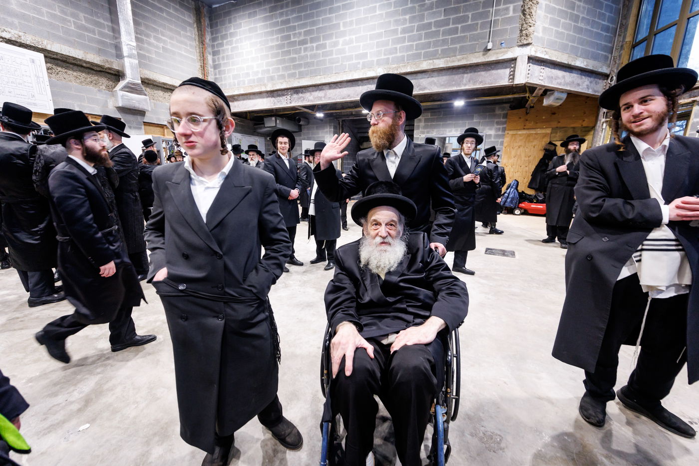 האדמו"ר מסקווירא בריקודין עם הספר תורה בבית מדרשו