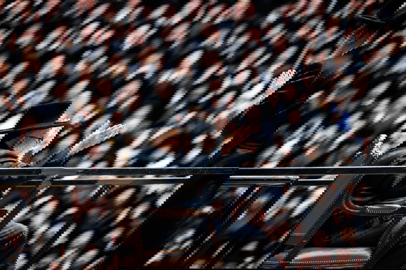 האדמו"ר מסקווירא בריקודין עם הספר תורה בבית מדרשו