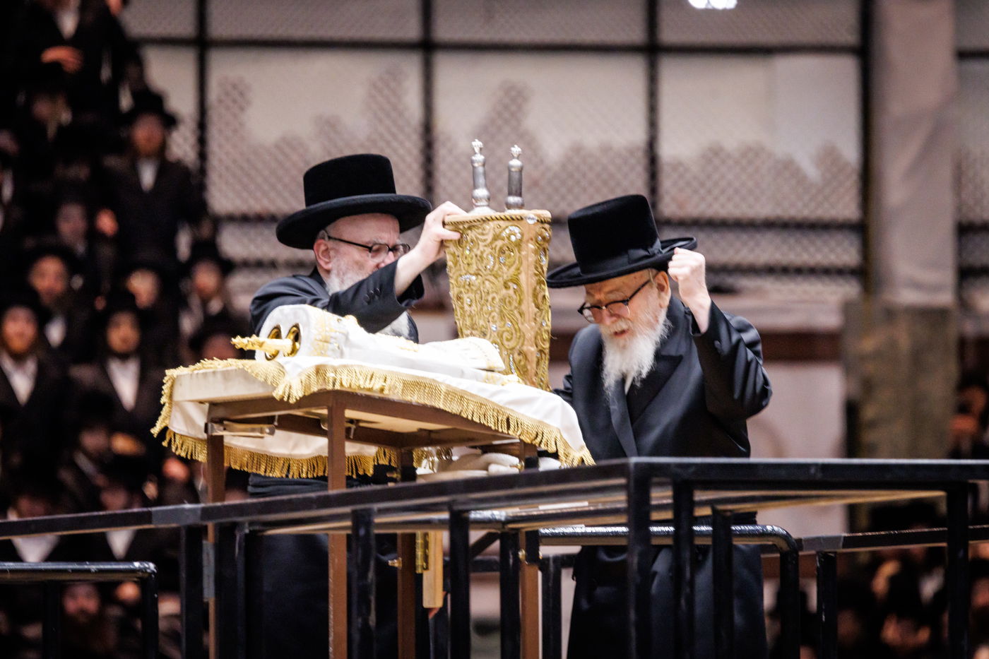 האדמו"ר מסקווירא בריקודין עם הספר תורה בבית מדרשו