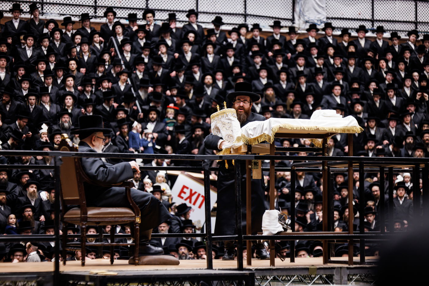 האדמו"ר מסקווירא בריקודין עם הספר תורה בבית מדרשו