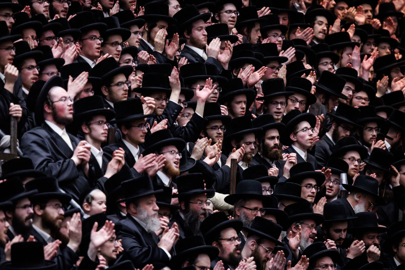 האדמו"ר מסקווירא בריקודין עם הספר תורה בבית מדרשו