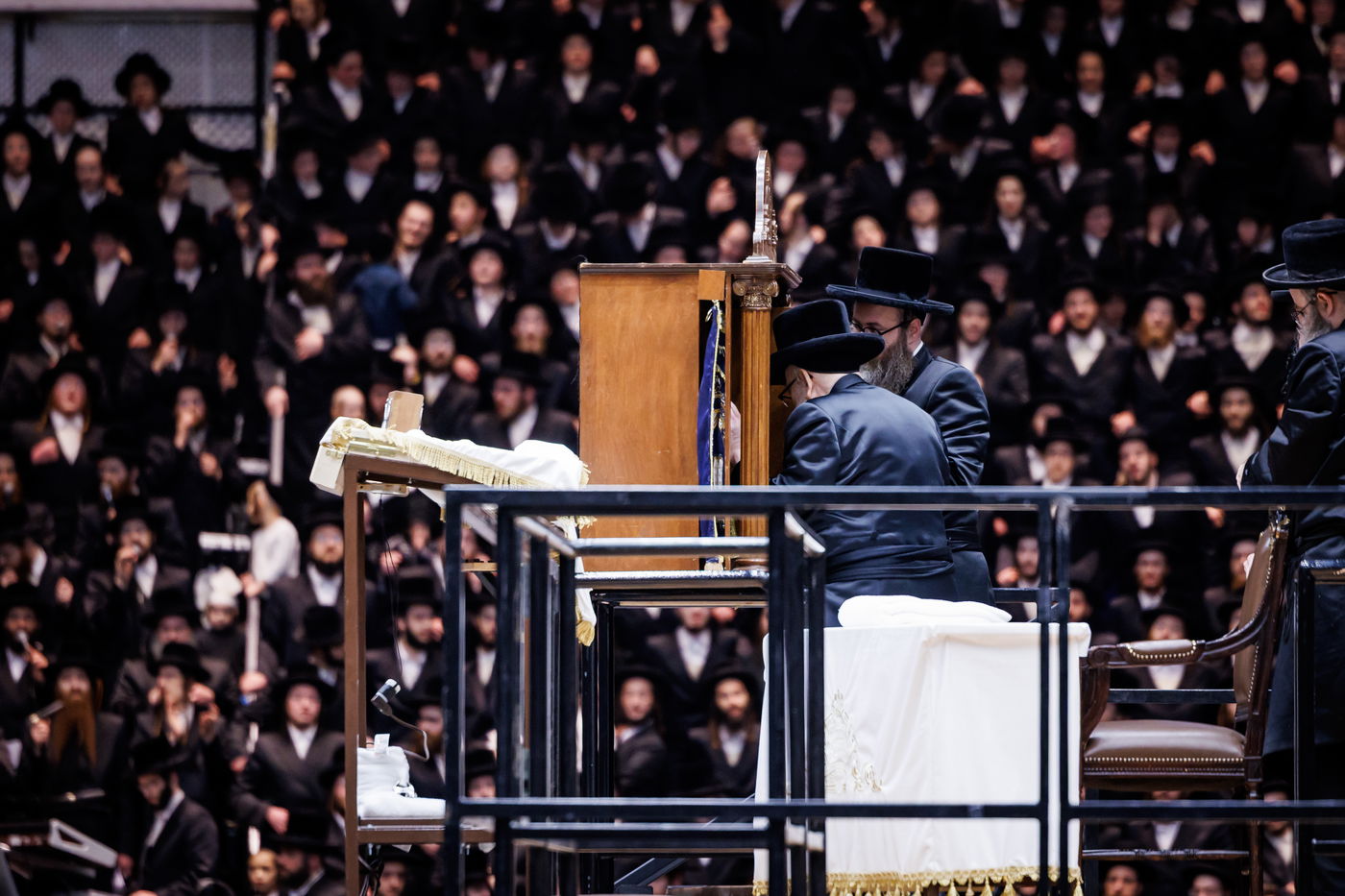 האדמו"ר מסקווירא בריקודין עם הספר תורה בבית מדרשו