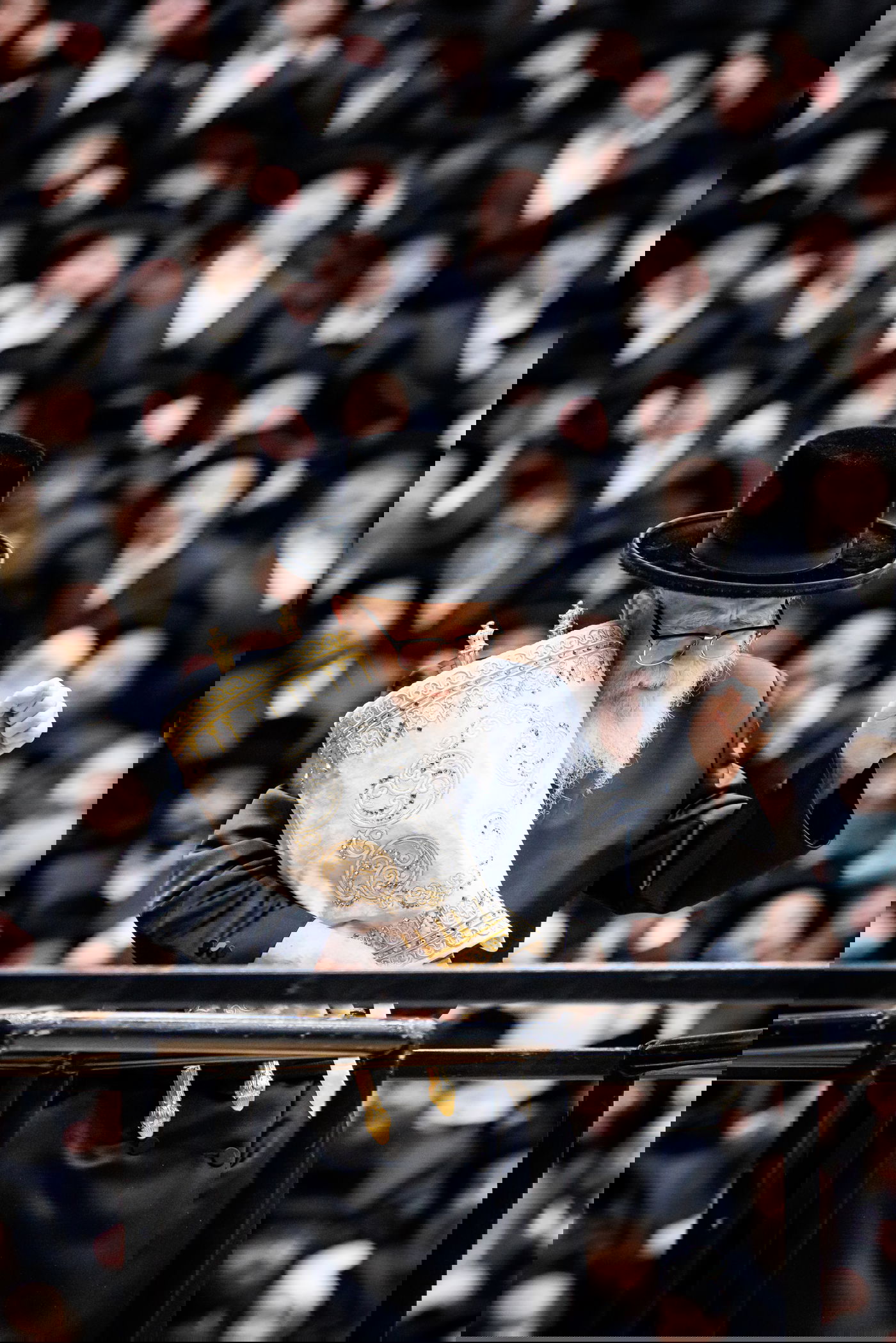 האדמו"ר מסקווירא בריקודין עם הספר תורה בבית מדרשו