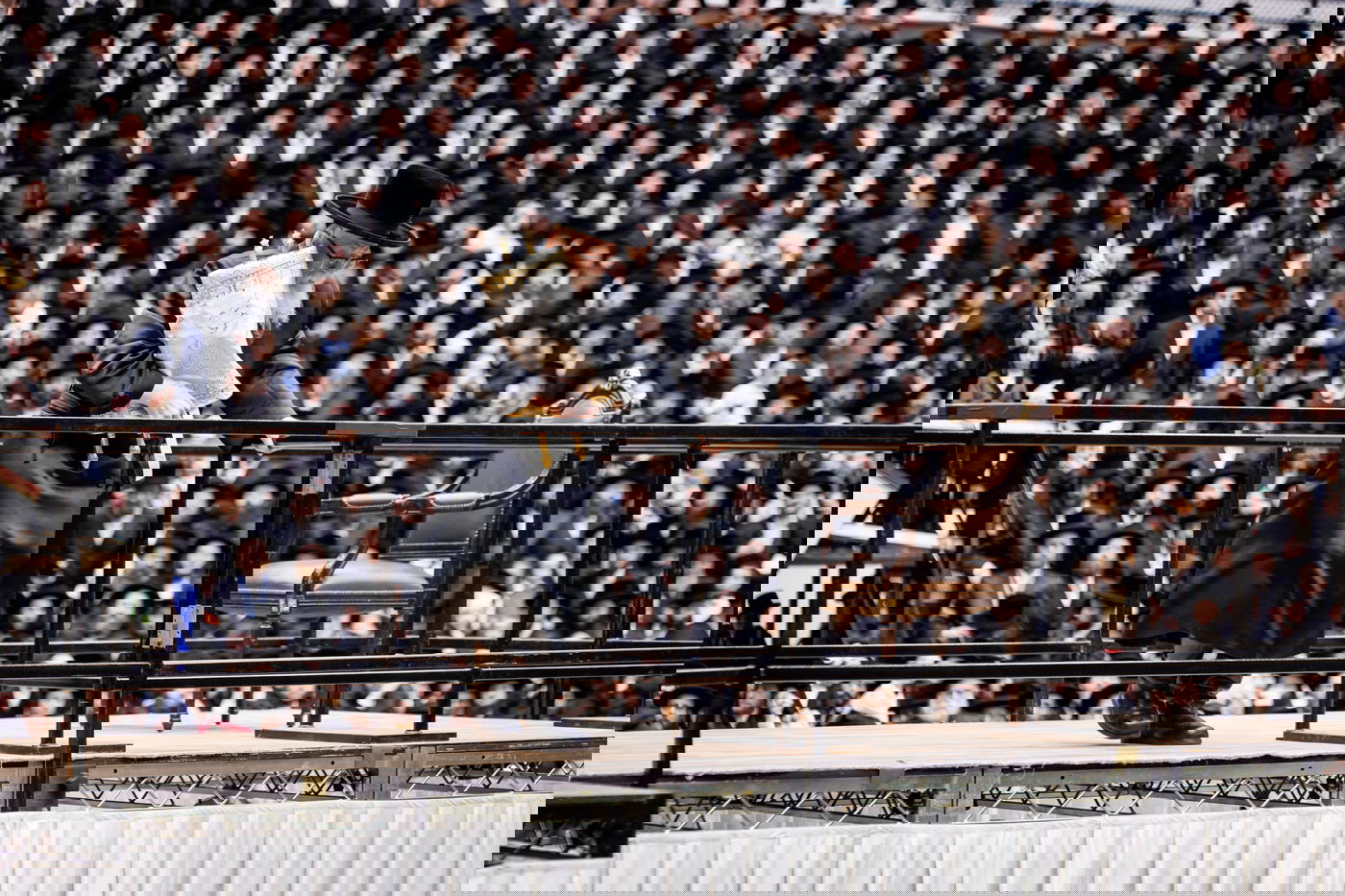 האדמו"ר מסקווירא בריקודין עם הספר תורה בבית מדרשו