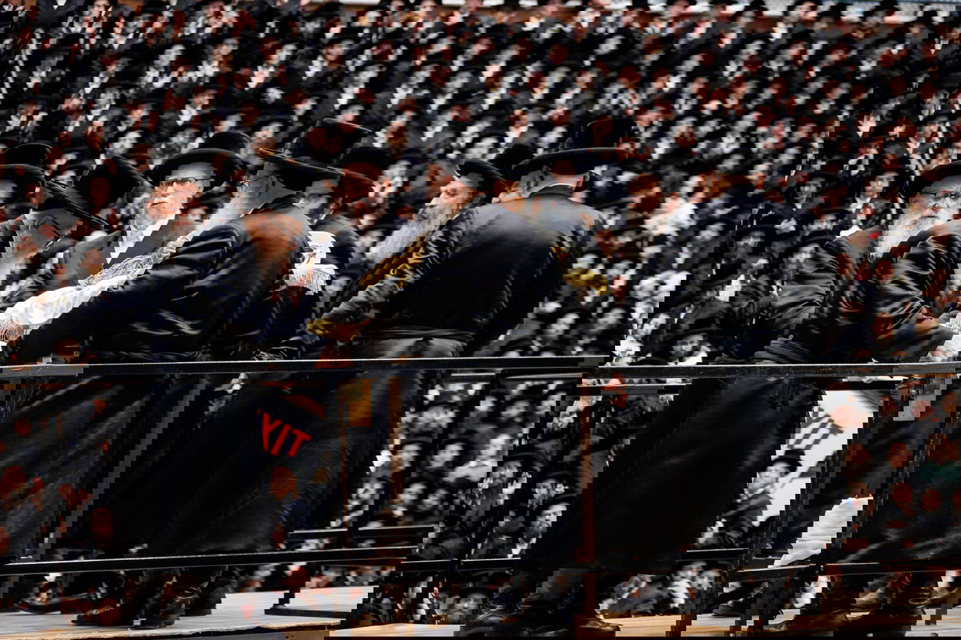 האדמו"ר מסקווירא בריקודין עם הספר תורה בבית מדרשו