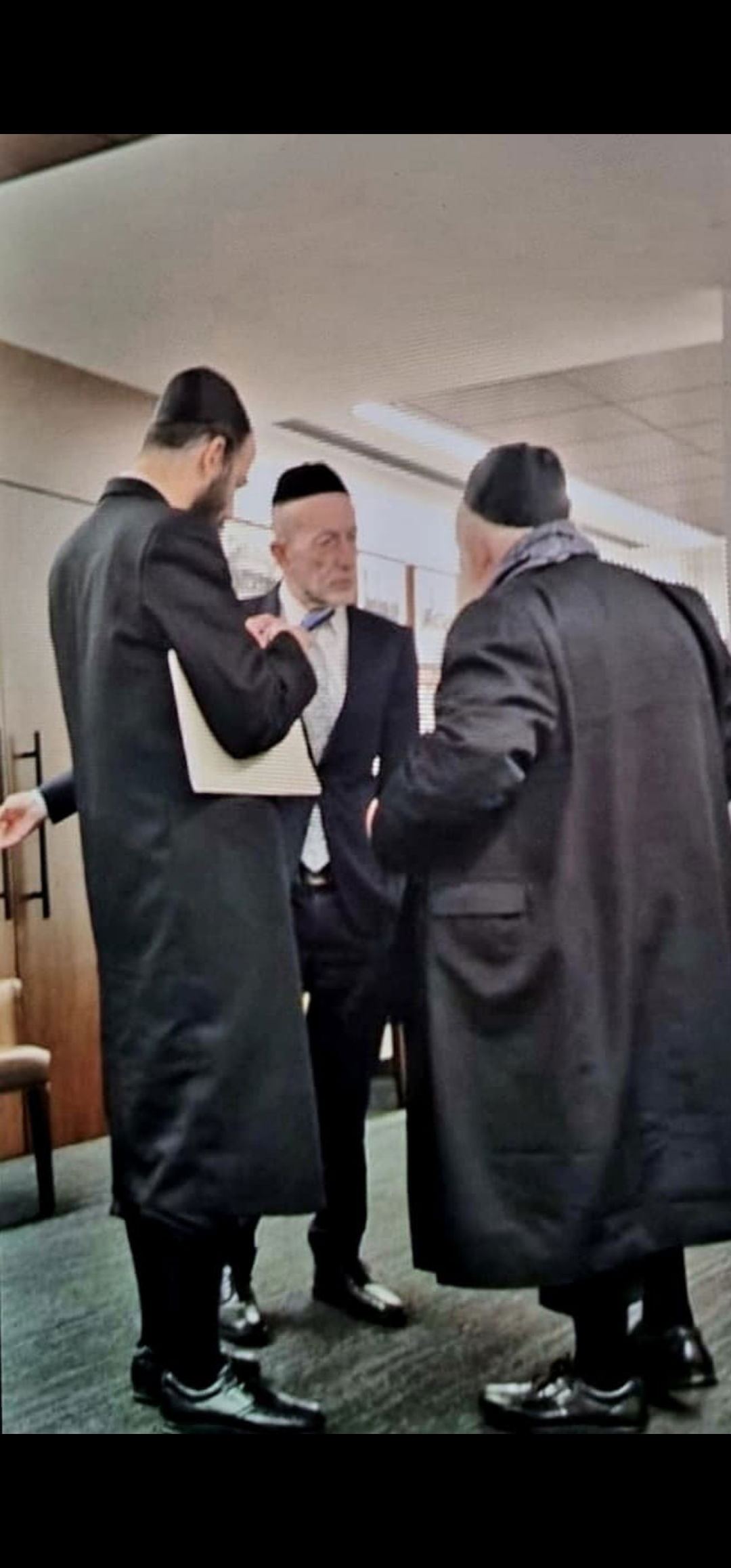 סגה״ש מקלב עם השר גולדקנופף מחוץ לחדר ישיבת הממשלה