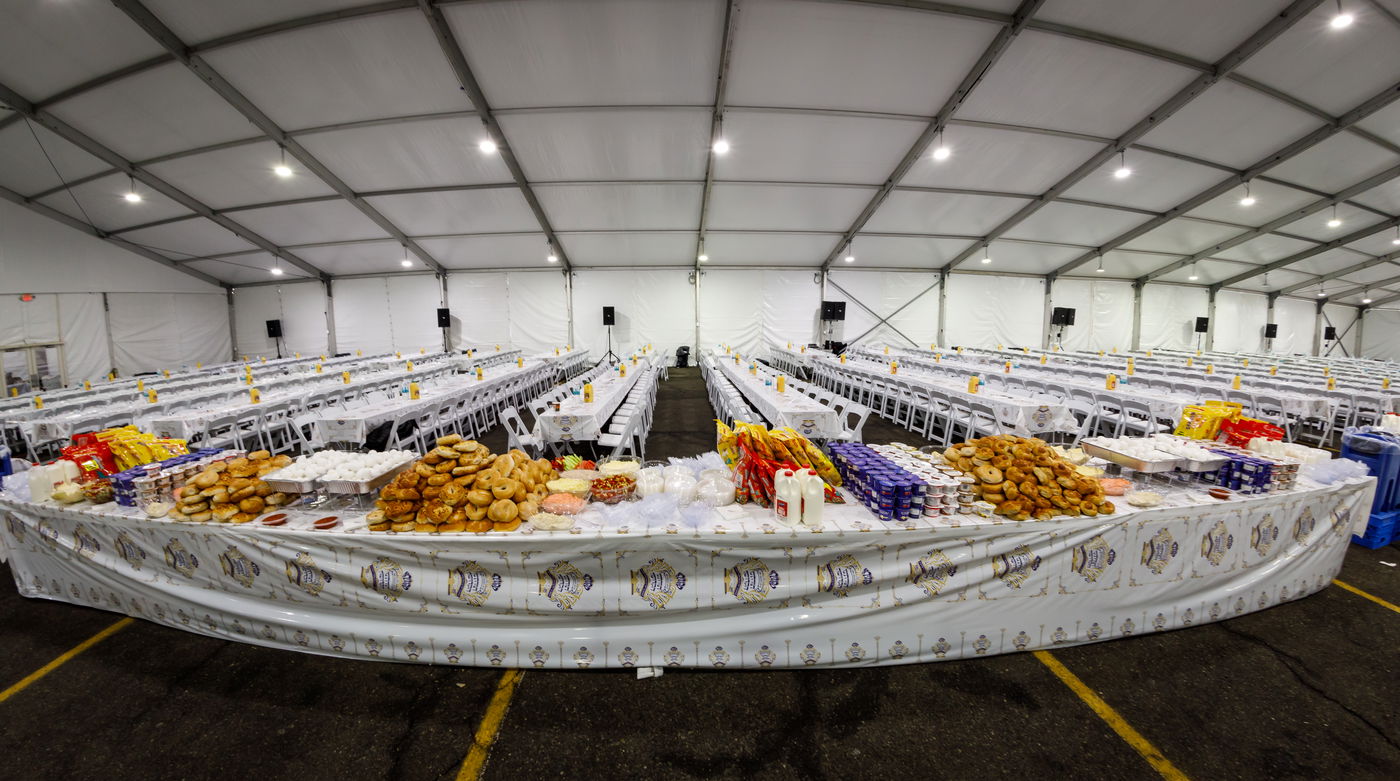 האדמו"ר מסקווירא בתפילת שחרית עם תלמידי הישיבות