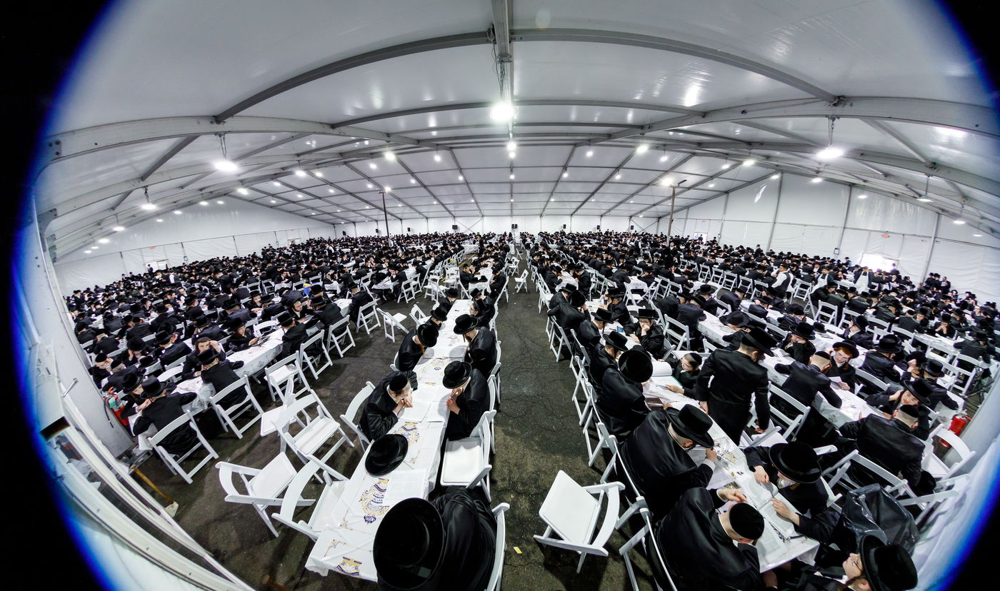 האדמו"ר מסקווירא בתפילת שחרית עם תלמידי הישיבות