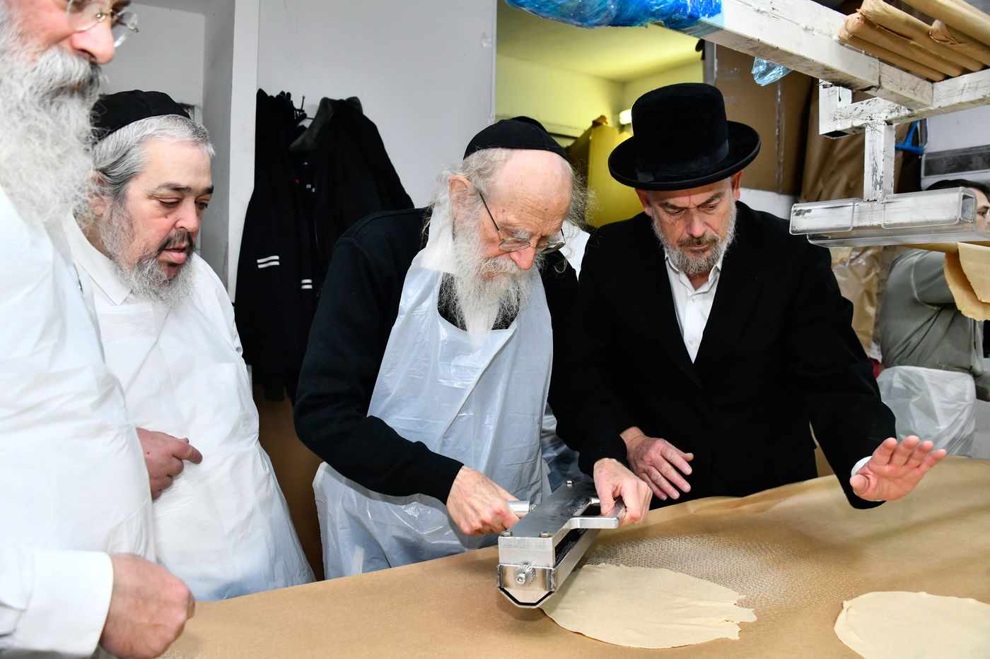 הגה"צ רבי שמעון גלאי באפיית מצות