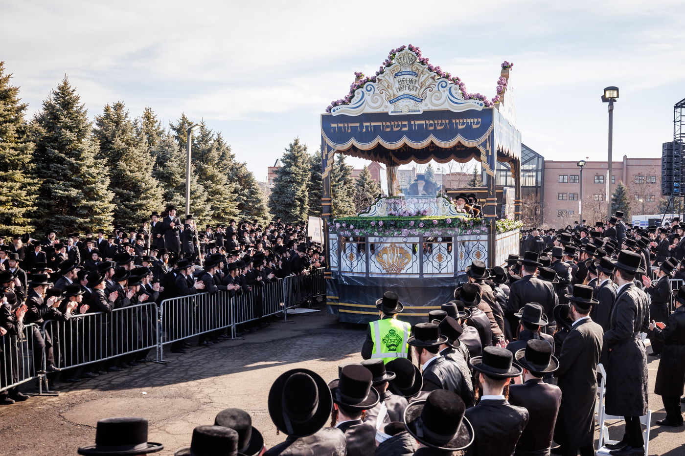 תהלוכת הכנסת ספר התורה בסקווירא
