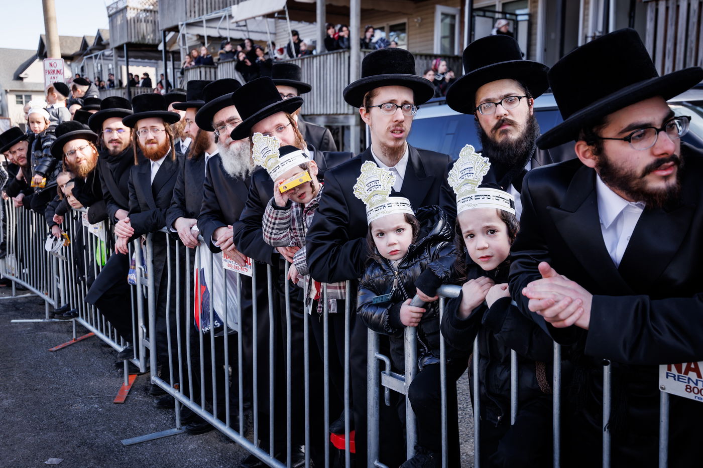 תהלוכת הכנסת ספר התורה בסקווירא